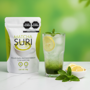 Mujer mexicana trabajando desde casa con Matcha Suri